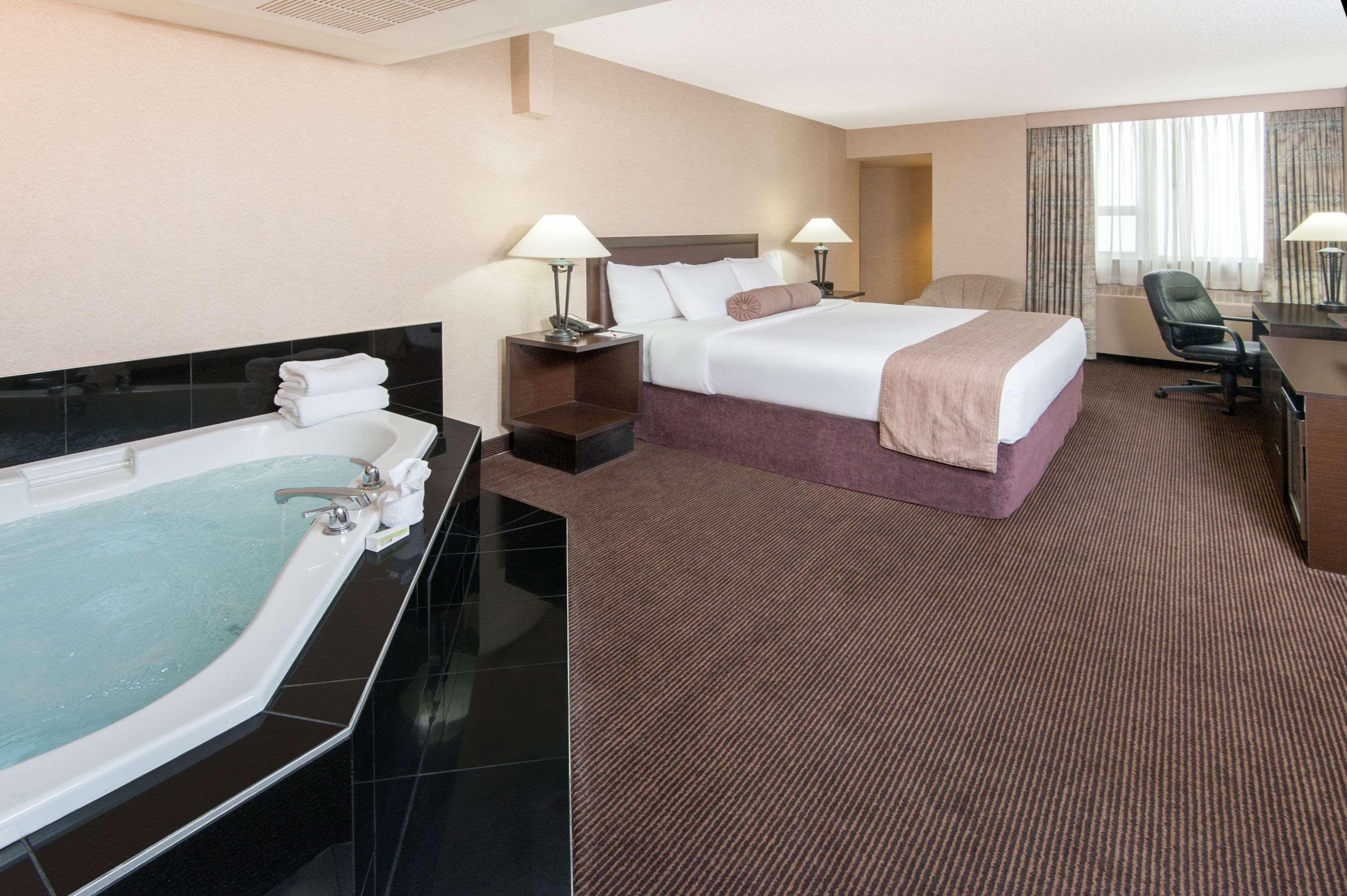 Hotel Ramada Plaza By Wyndham Calgary Downtown Exterior foto