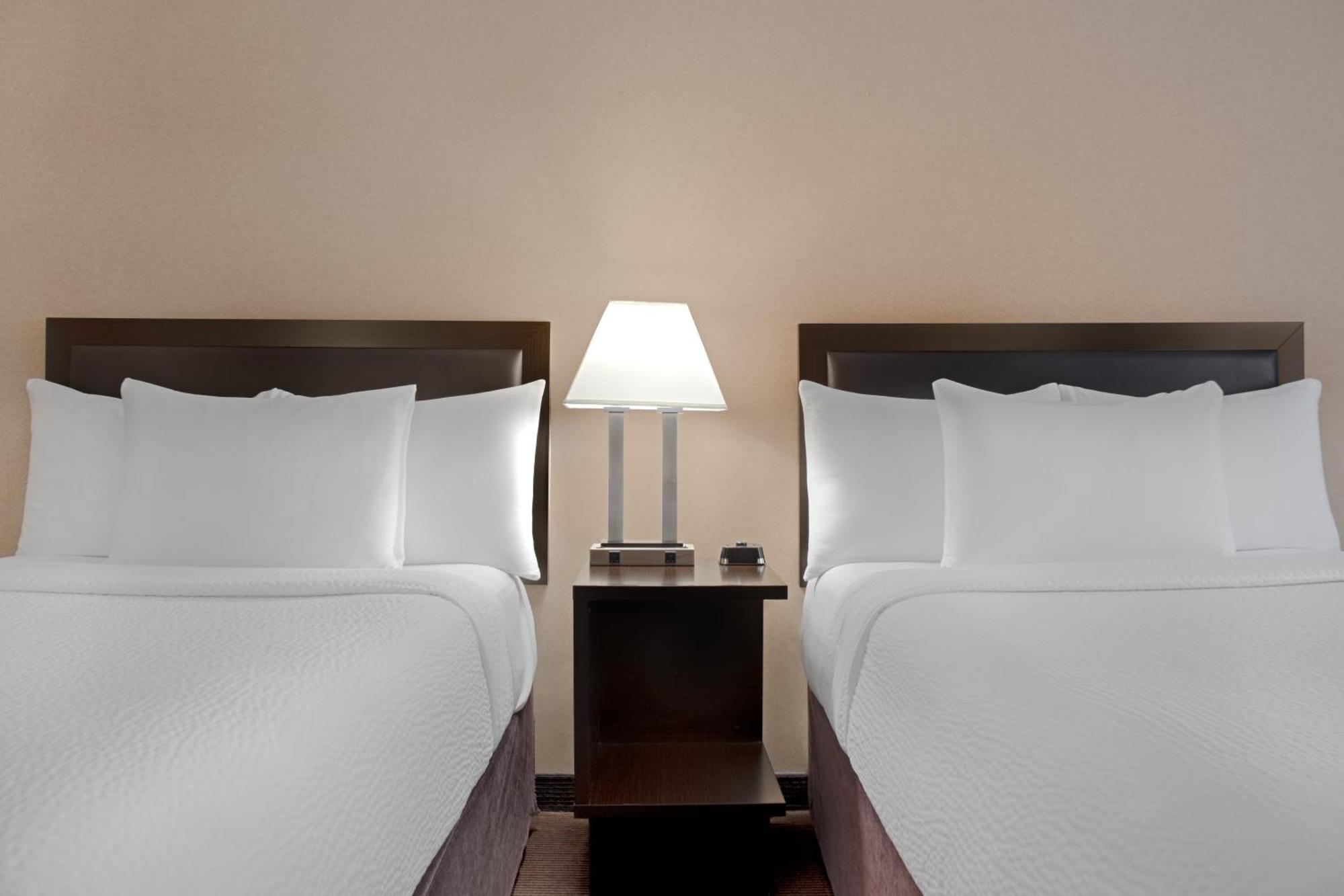 Hotel Ramada Plaza By Wyndham Calgary Downtown Exterior foto