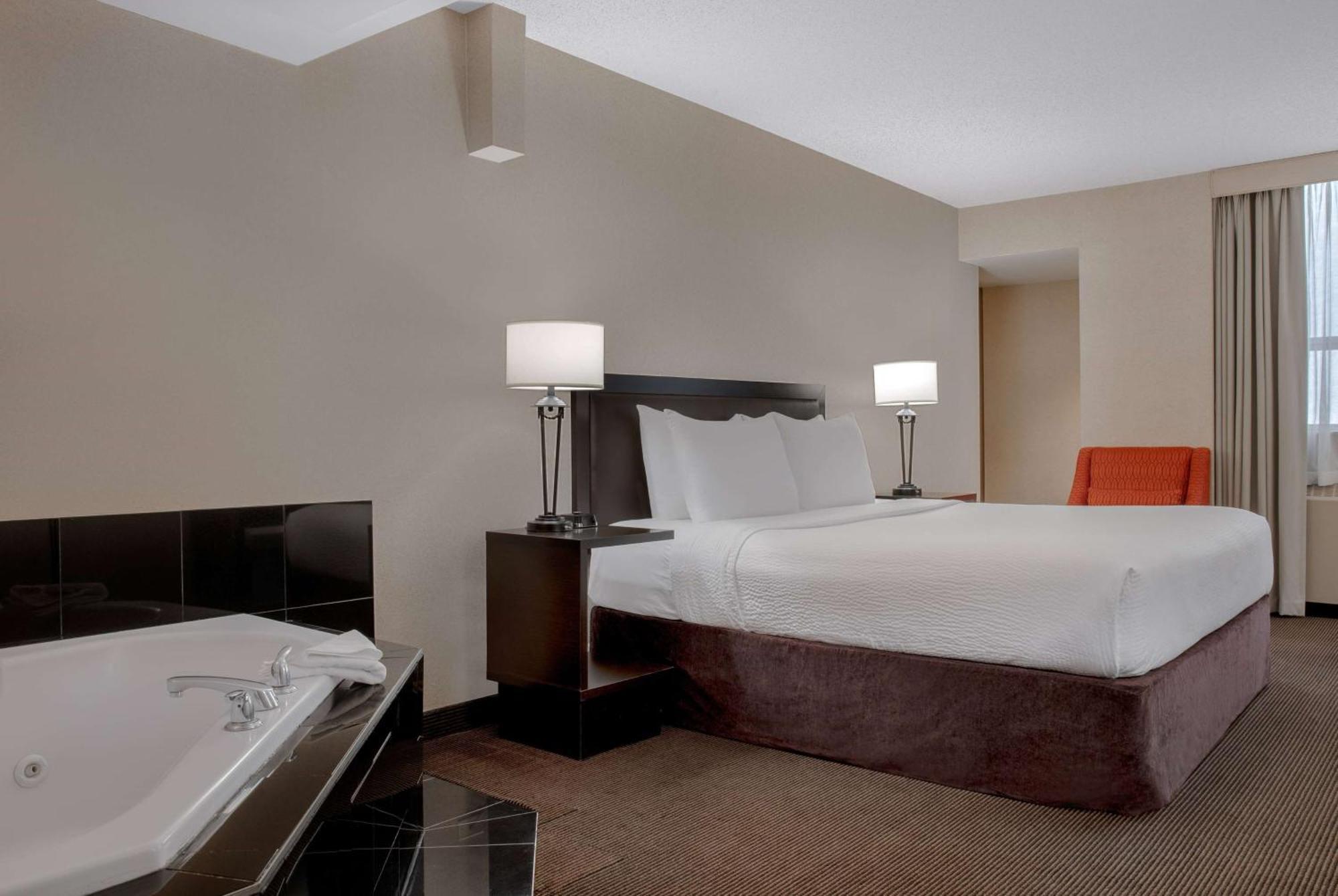 Hotel Ramada Plaza By Wyndham Calgary Downtown Exterior foto