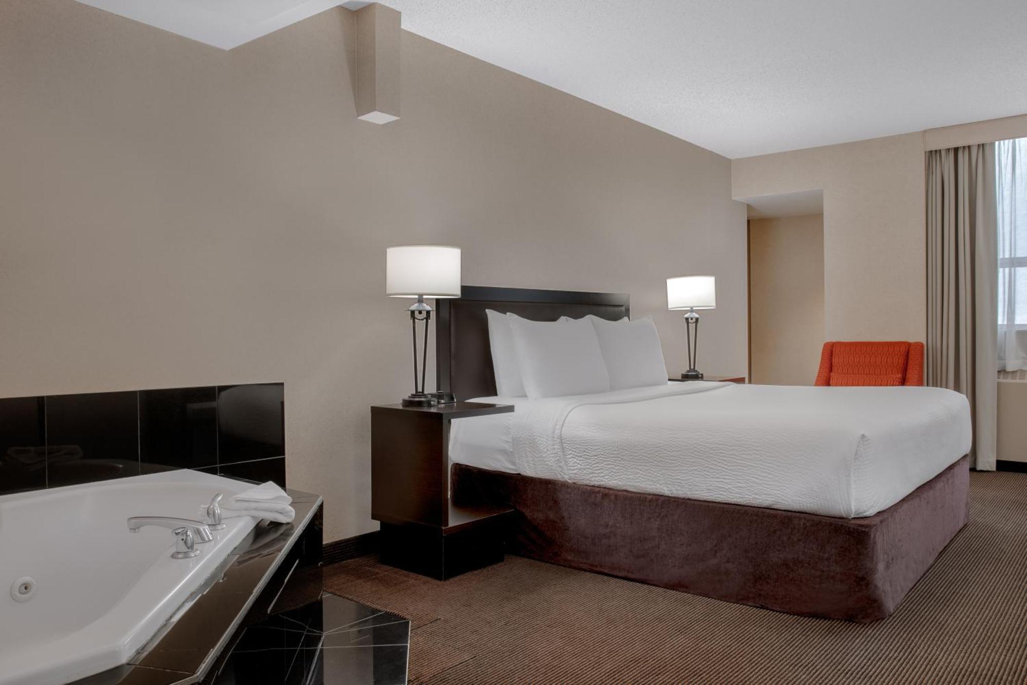 Hotel Ramada Plaza By Wyndham Calgary Downtown Exterior foto