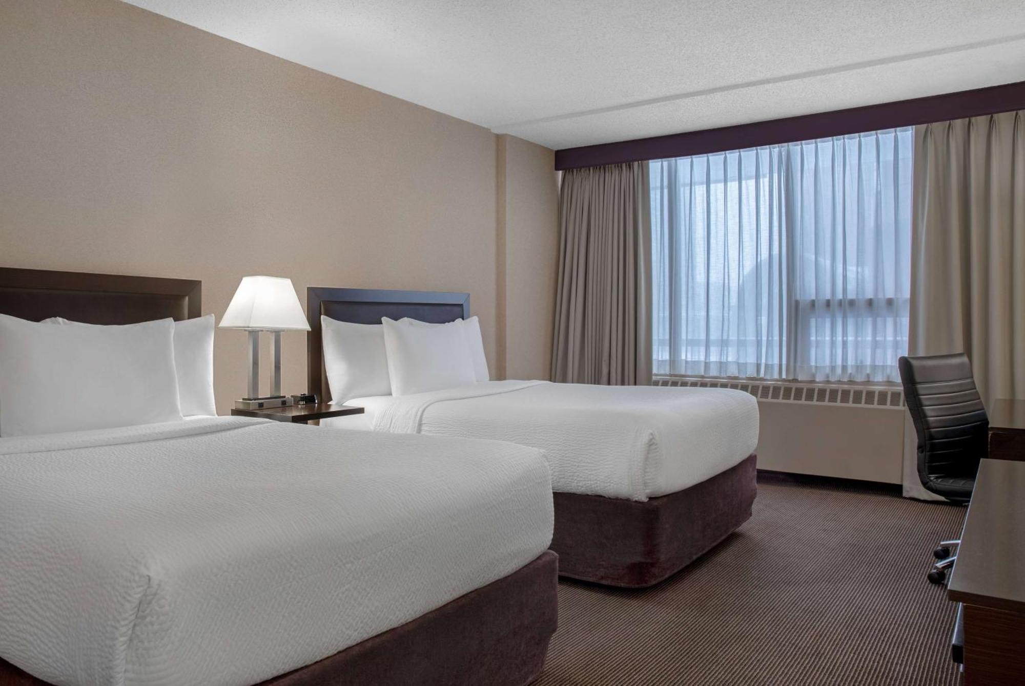 Hotel Ramada Plaza By Wyndham Calgary Downtown Exterior foto