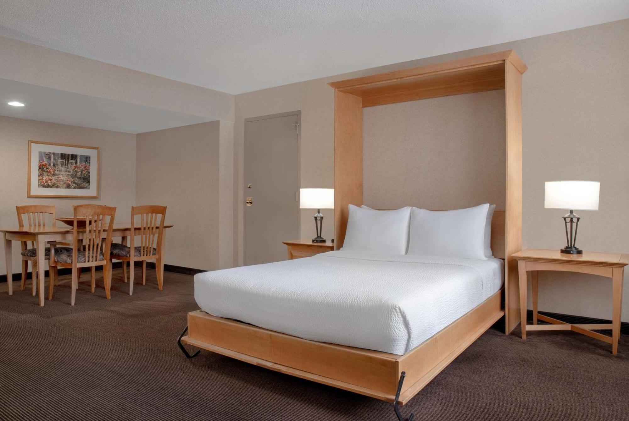 Hotel Ramada Plaza By Wyndham Calgary Downtown Exterior foto