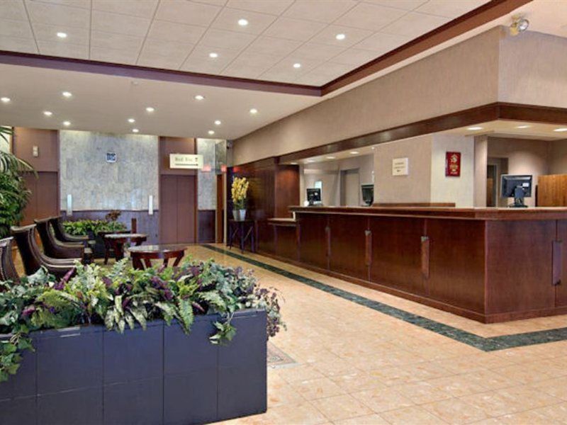 Hotel Ramada Plaza By Wyndham Calgary Downtown Exterior foto