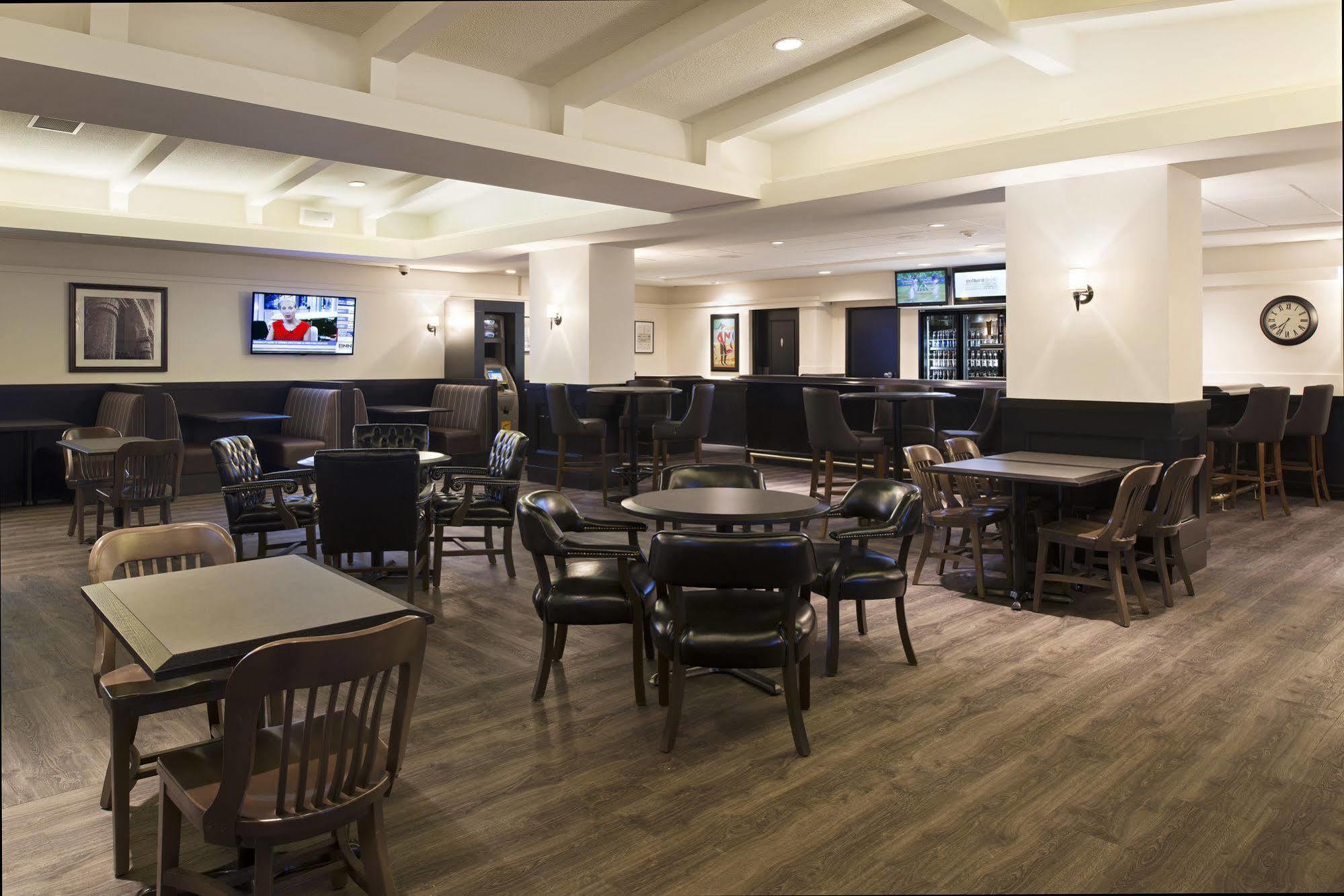 Hotel Ramada Plaza By Wyndham Calgary Downtown Exterior foto