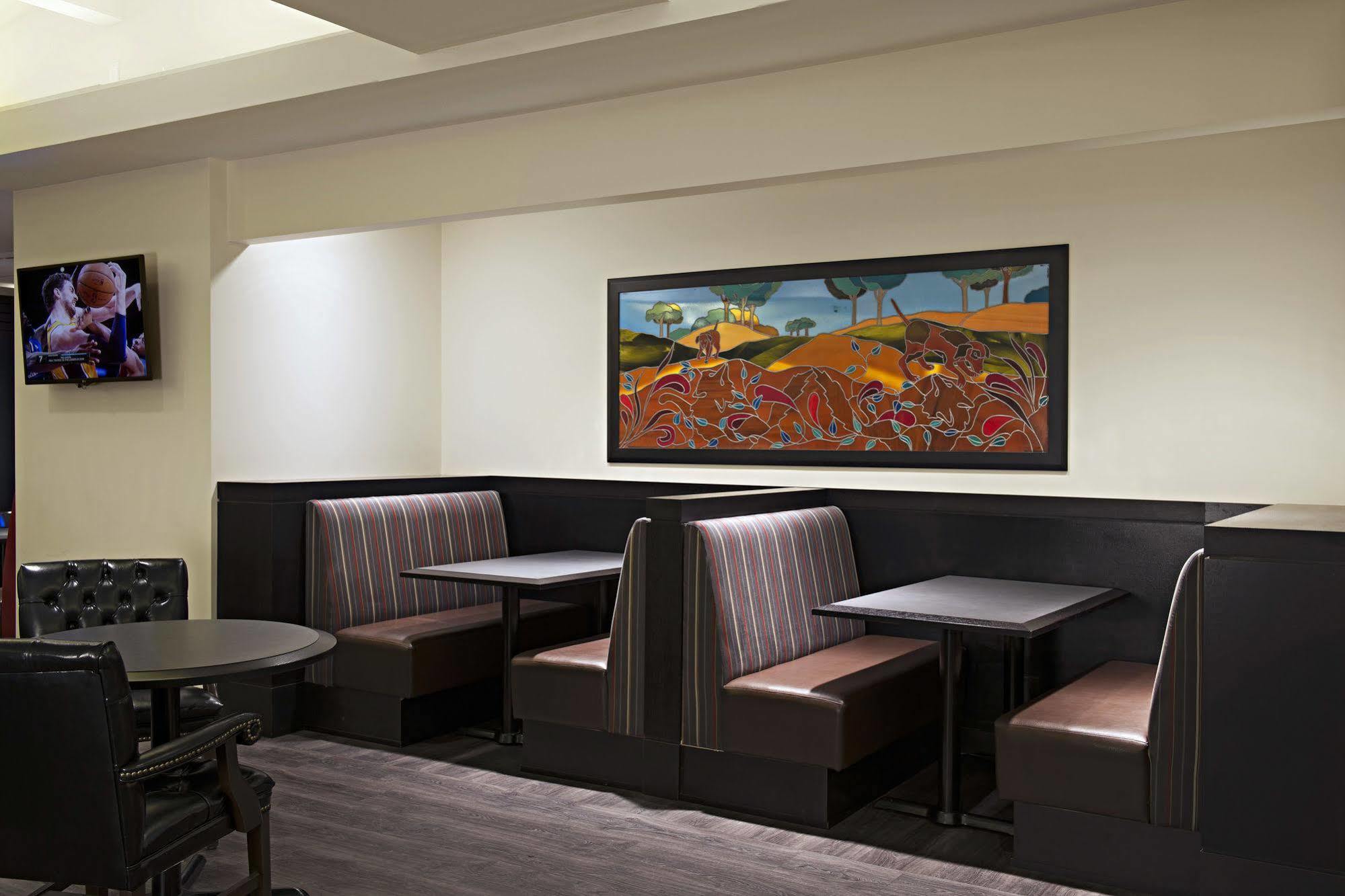 Hotel Ramada Plaza By Wyndham Calgary Downtown Exterior foto