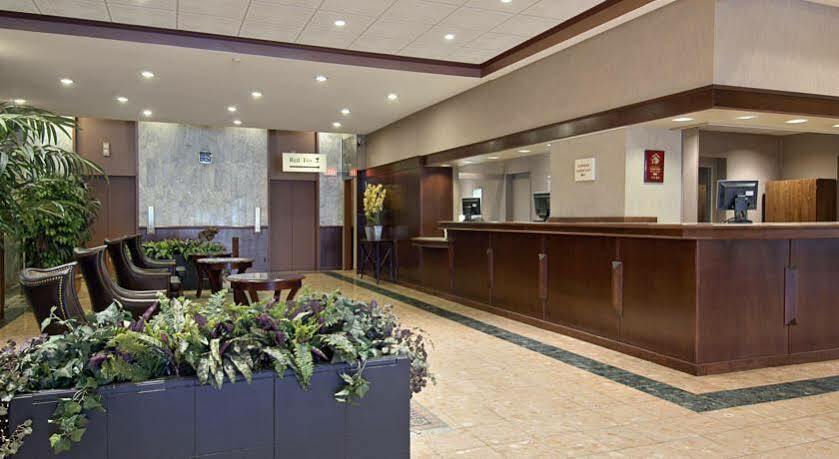 Hotel Ramada Plaza By Wyndham Calgary Downtown Exterior foto
